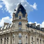 Trocadéro gem with elevator access