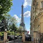 Trocadéro gem with elevator access